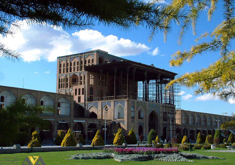 بازدید از کاخ عالی قاپو در سفر با تور اصفهان