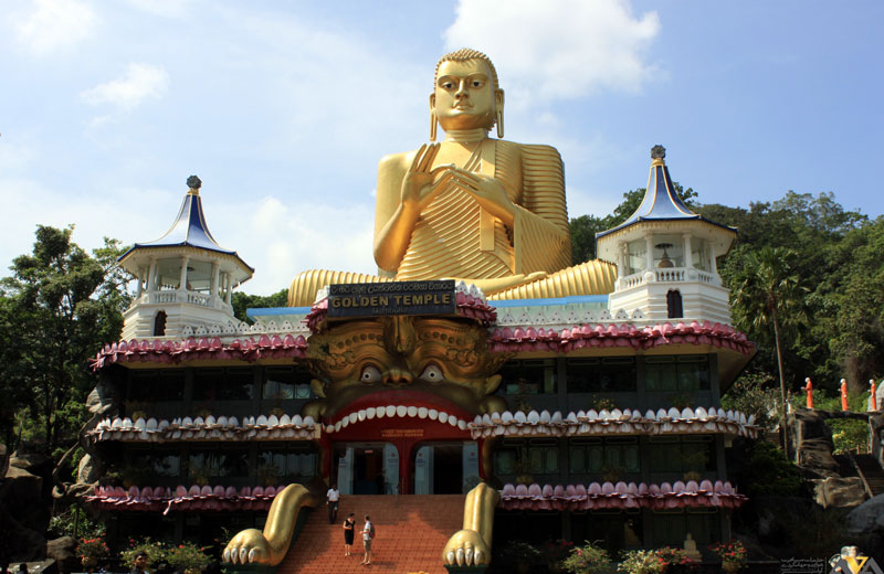 بازدید از معبد طلایی دامبولا در تور سیرلانکا